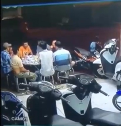 Xe may lao vao ban nhau khien dan mang cuoi chay nuoc mat hinh anh