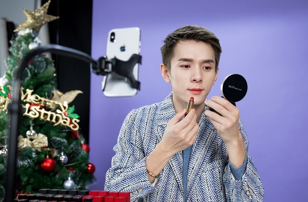 Chang trai Trung Quoc mot ngay thu 300 thoi son hinh anh