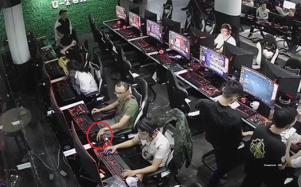 Man trom dien thoai nhu 'ao thuat' trong phong game o Ha Noi hinh anh