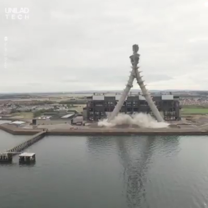 Khoanh khac hai ong khoi cao 149m bi no tan nat trong phut choc hinh anh