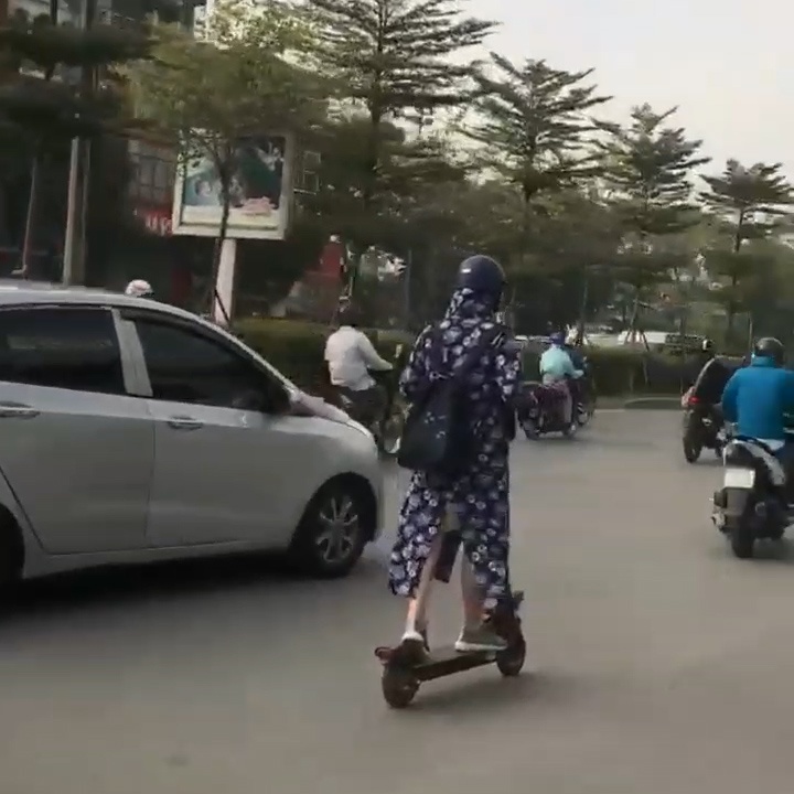 Co gai trum khan kin mit, lai scooter giua duong day xe gay chu y hinh anh