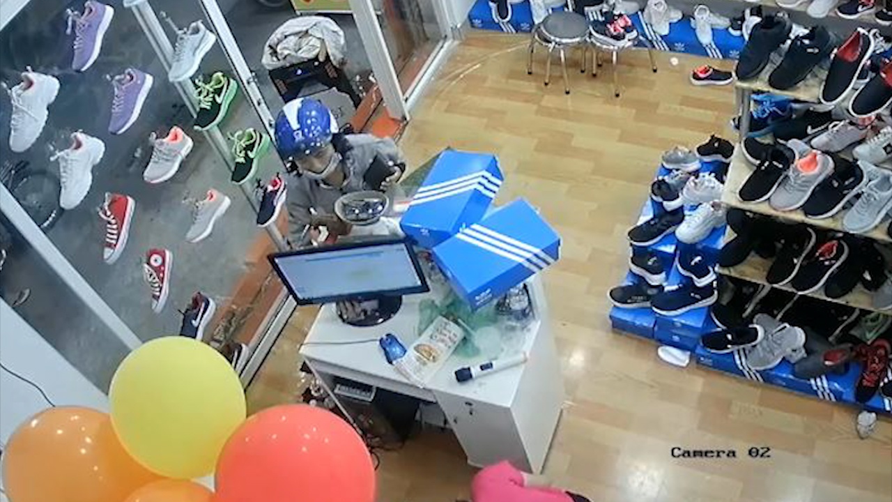 'Nu quai' trom dien thoai tinh vi trong cua hang hinh anh