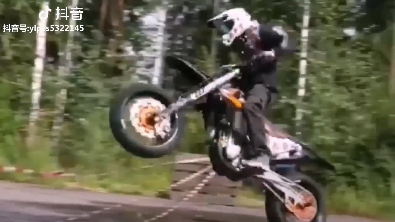 Tay dua motor di mot banh, nhac bong ca chiec xe qua vat chan hinh anh