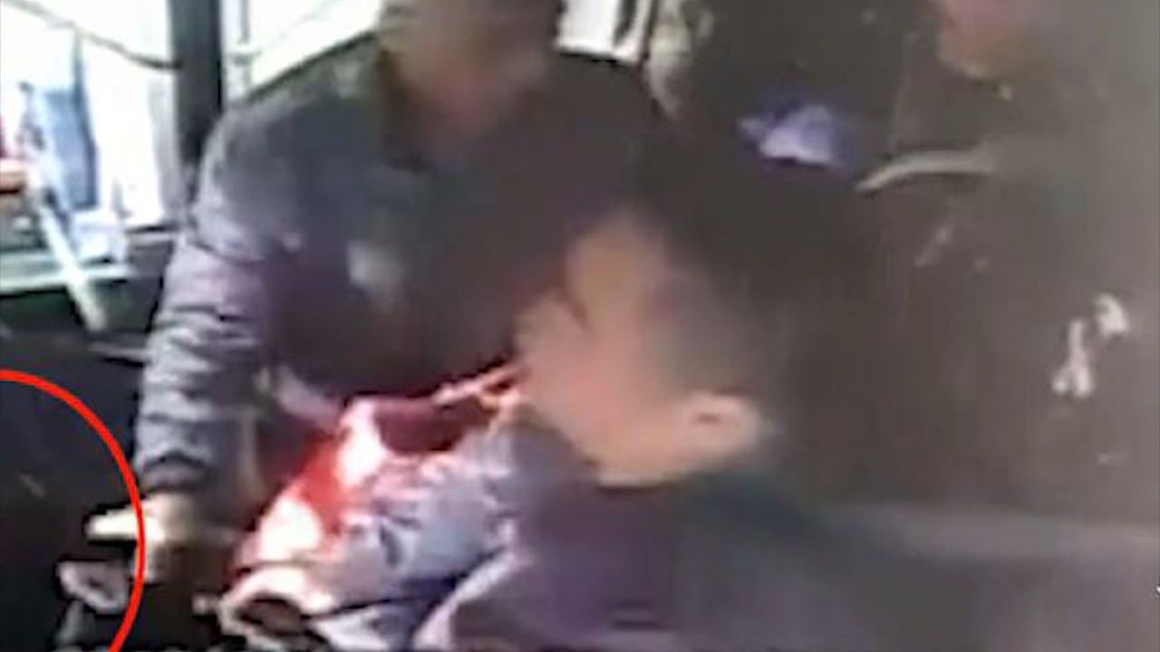 Bi lo ben, hanh khach Trung Quoc giat vo lang cua tai xe xe buyt hinh anh