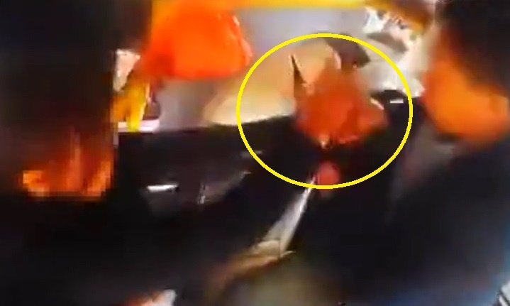 Khong duoc xuong cua truoc, 3 khach nam danh tai xe xe buyt gay rang hinh anh