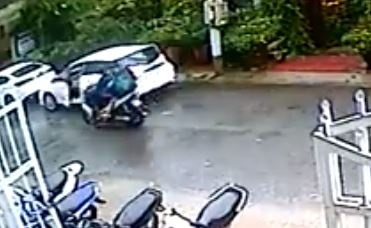 Tai xe oto mo cua xe khien xe may di cung chieu nga ra duong hinh anh