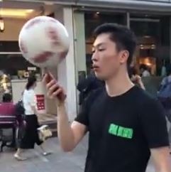 Nguoi di duong tung hung qua bong cung dien thoai hinh anh