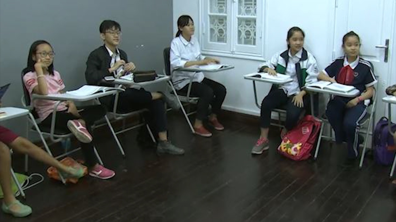 Tre em Ha Noi thanh thao Anh ngu hon tre em Bac Kinh, Tokyo hinh anh