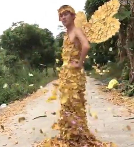 Anh chang Trung Quoc trinh dien thoi trang bang la kho, chong chong hinh anh