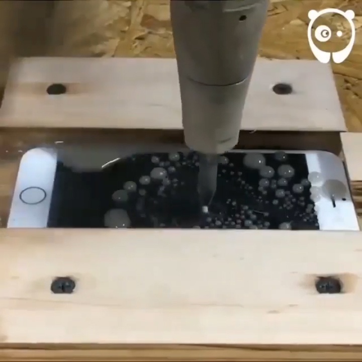 Dung tia nuoc cat doi de dang iPhone, bong bowling hinh anh