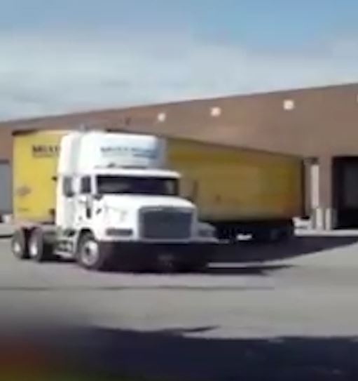 Nhung pha be lai dieu luyen cua tai xe container hinh anh