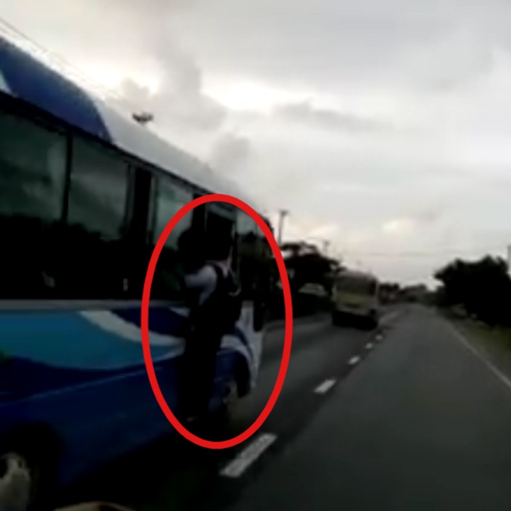 Thanh nien lieu mang du tren cua xe khach nhu 'Nguoi Nhen' hinh anh