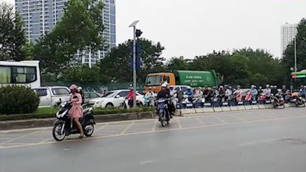 Nguoi dan xo dai phan cach de tiet kiem thoi gian o Ha Noi hinh anh