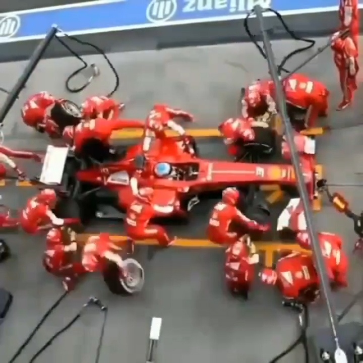 Pha thay lop xe sieu toc cua doi dua xe F1 Ferrari hinh anh