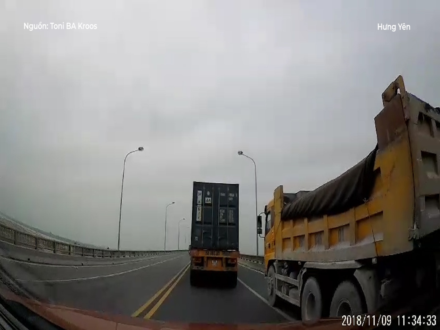 Container va xe tai 'thi gan' tren cau hinh anh