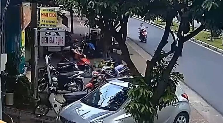 Ten trom xe bo lai chien loi pham vi bi chu nha phat hien dung luc hinh anh