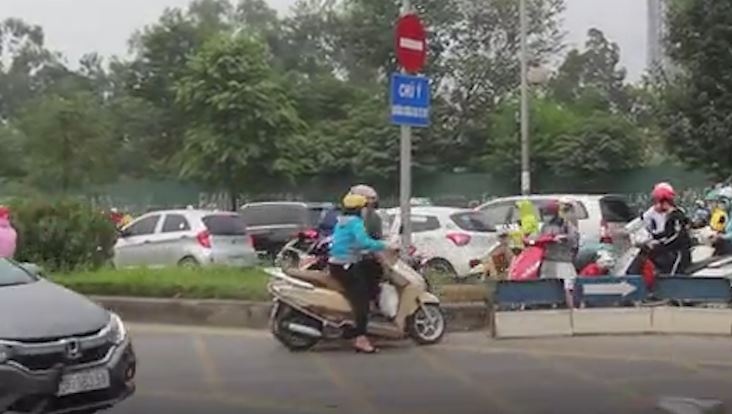 Thao dai phan cach, xe may tiep tuc chay nguoc chieu o Ha Noi hinh anh