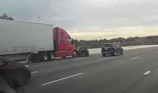 Tat dau xe container, oto bi dam vang vao dai phan cach hinh anh