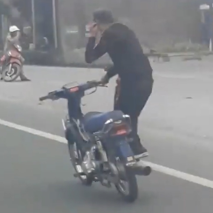 Thanh nien dau tran dung 1 ben xe, lang lach giua duong lon hinh anh