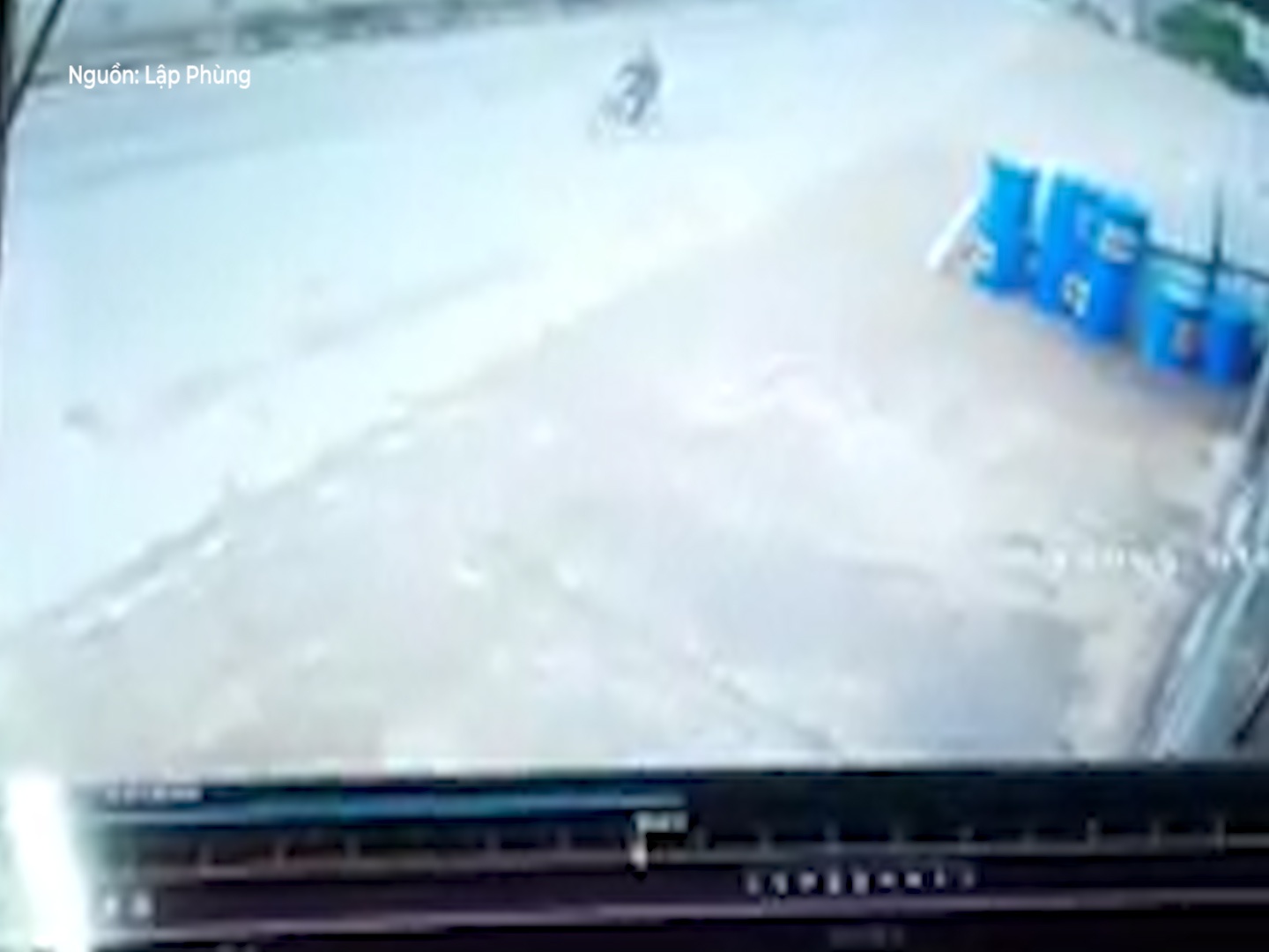 Lao qua duong, xe dap bi xe tai keo le hang chuc met hinh anh