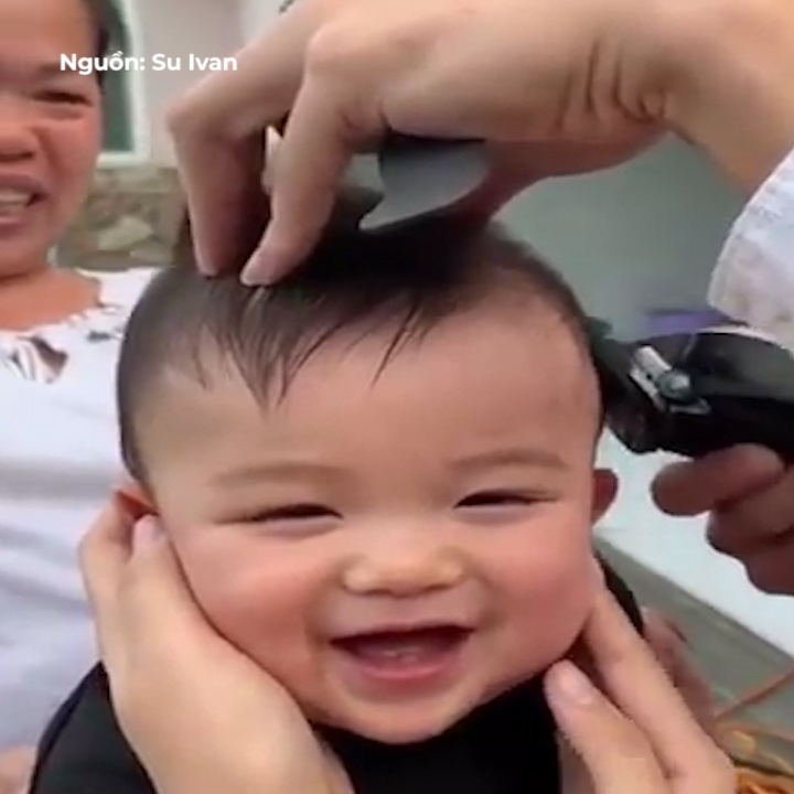 Em be cuoi het nac khi duoc cat toc hinh anh