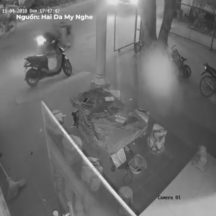 Tai xe lui xe dam nga nguoi di duong hinh anh