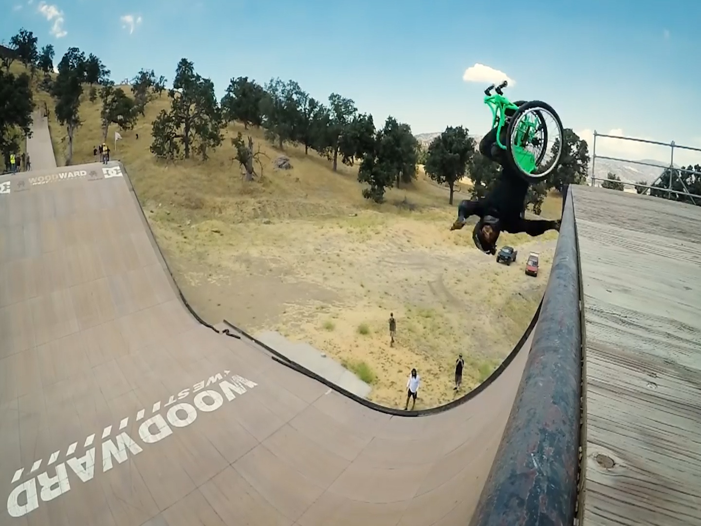 Van dong vien xe lan chinh phuc mang truot cao hon 8 met hinh anh