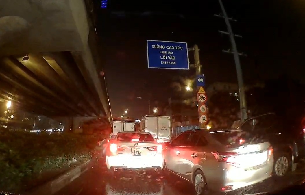 Tranh chay truoc, oto tong vao duoi xe roi lui lai bo chay hinh anh