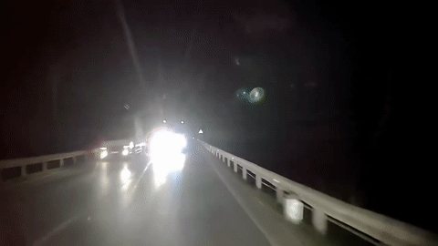 Vuot au, oto tai suyt doi dau kinh hoang voi oto di nguoc chieu hinh anh