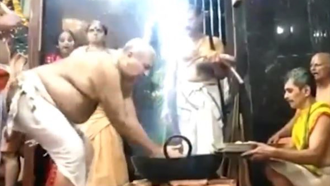 Nghi le nhung tay vao vac dau soi sung suc o An Do hinh anh