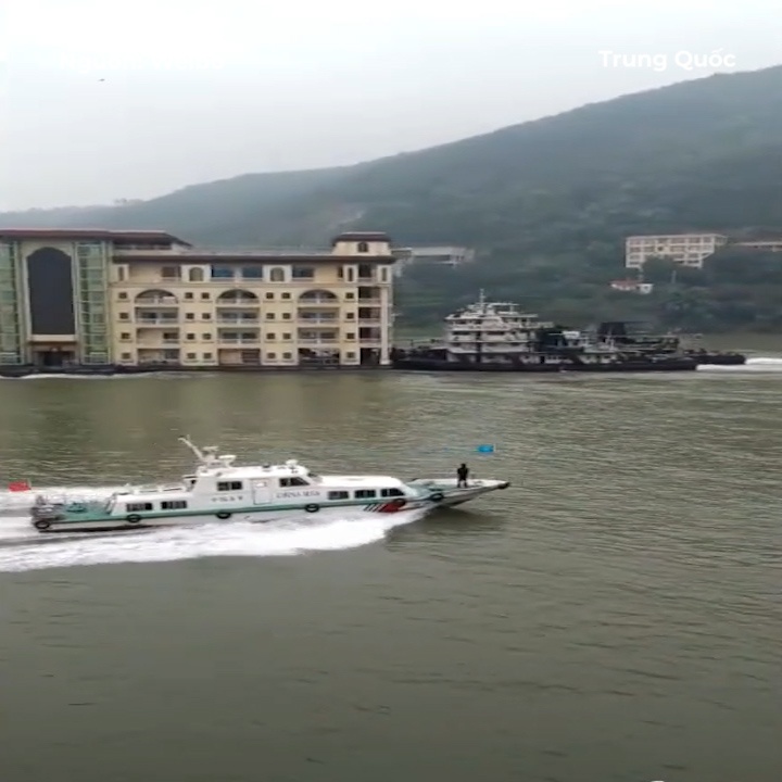 Di chuyen ca toa biet thu tren song o Trung Quoc hinh anh