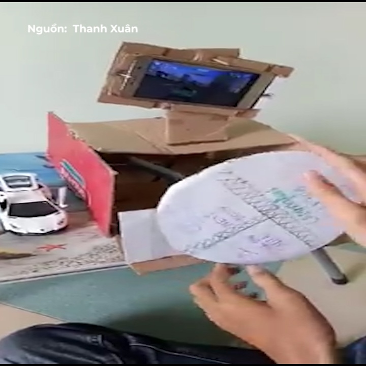 Thanh nien che bo dieu khien game bang bia giay hinh anh