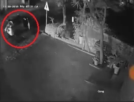 Nguoi dan ong di oto, trom hoa nha dan trong dem hinh anh