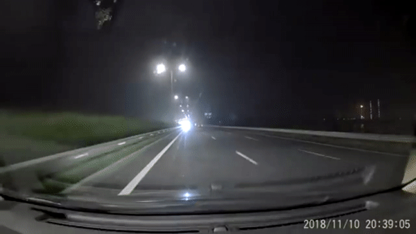 Xe may chay nguoc chieu voi toc do 'ban tho' tren cao toc hinh anh