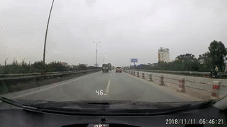 Tai xe hot hoang khi thay oto di lui tren cau Thanh Tri hinh anh