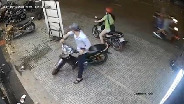 Doi nam nu trom xe may trong nhay mat o TP.HCM hinh anh