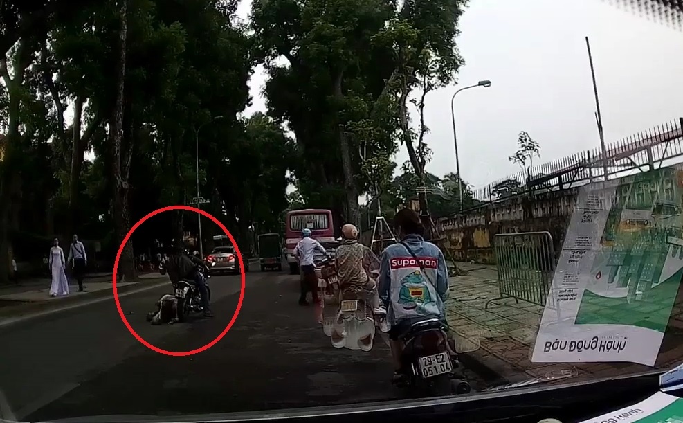 Ao dai bi cuon vao banh xe, nu sinh nga xuong duong hinh anh