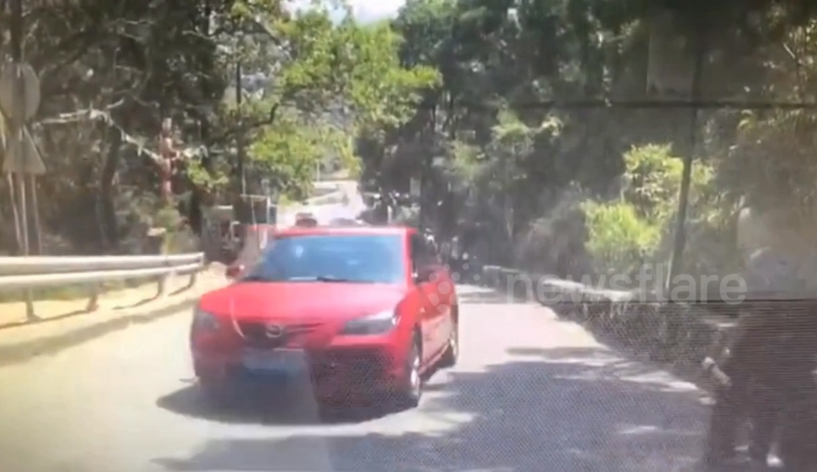 Mat lai khi di len doc, oto truot lat 4 banh len troi hinh anh