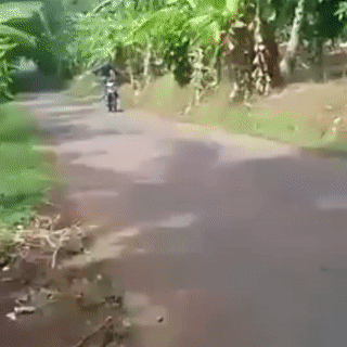 Dung tha hai tay tren xe may, thanh nien te dap mat hinh anh