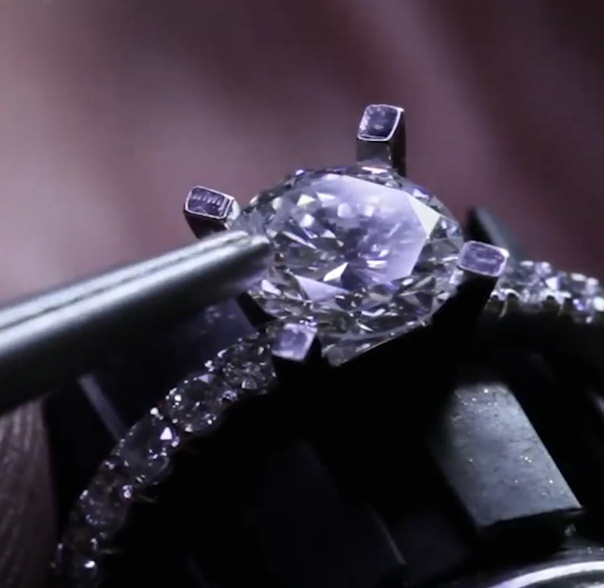 Can canh cong doan che tac thu cong mot chiec nhan kim cuong tien ty hinh anh