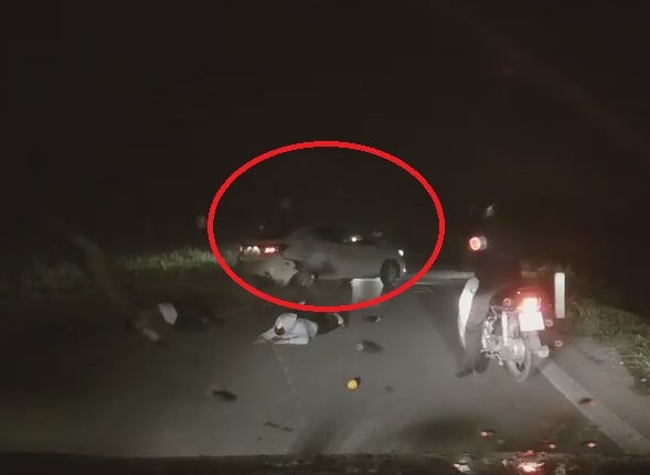 Oto con gay tai nan kinh hoang cho xe may roi bo chay hinh anh