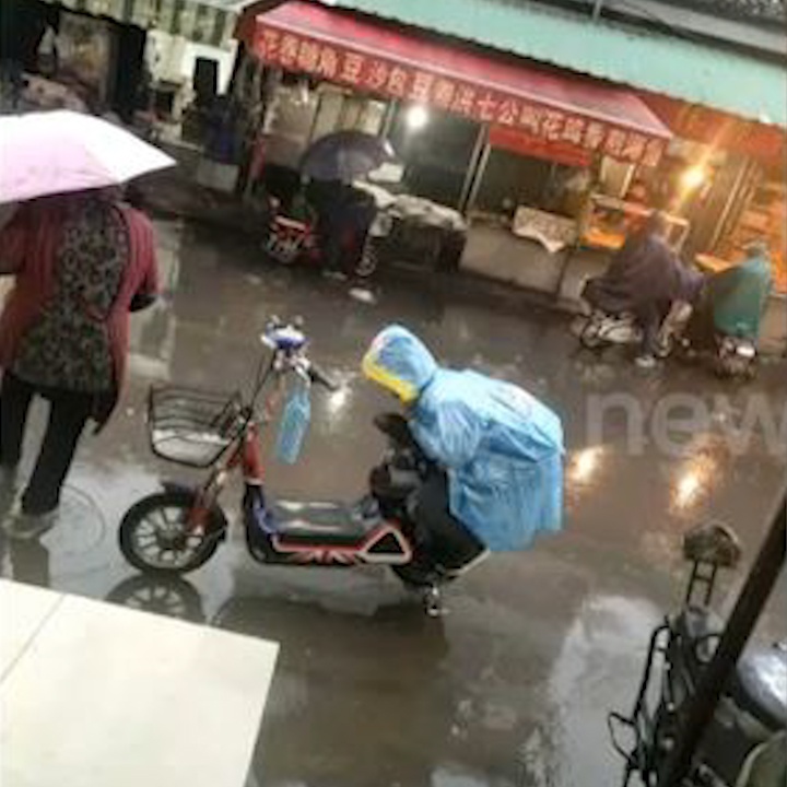 Cau be che yen xe cho me giua troi mua o Trung Quoc hinh anh