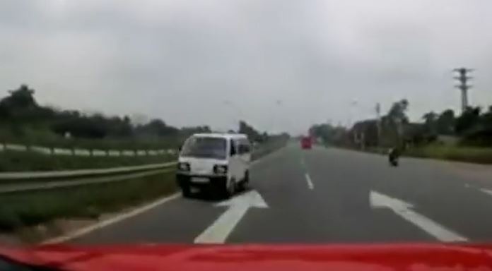 Xe tai chay nguoc chieu lao nhanh nhu chop tren cao toc hinh anh