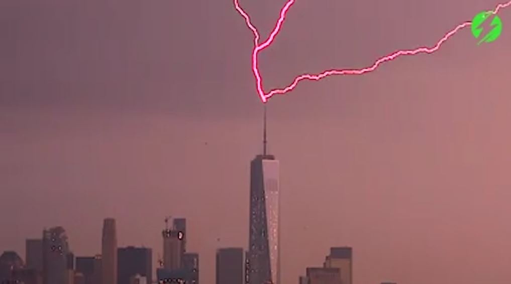 Tia set danh vao toa nha cao nhat o New York, My hinh anh