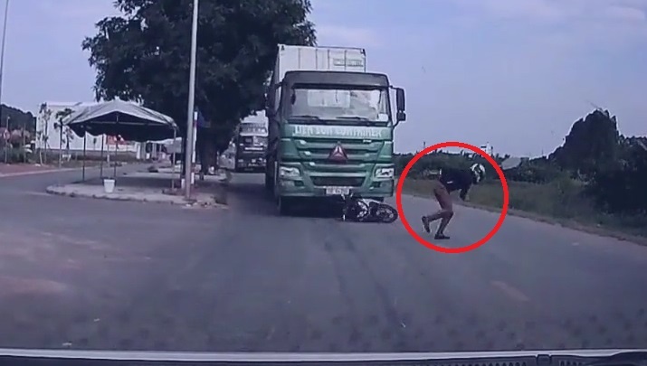 Thanh nien nhay khoi xe may, thoat chet ngoan muc truoc dau xe tai hinh anh