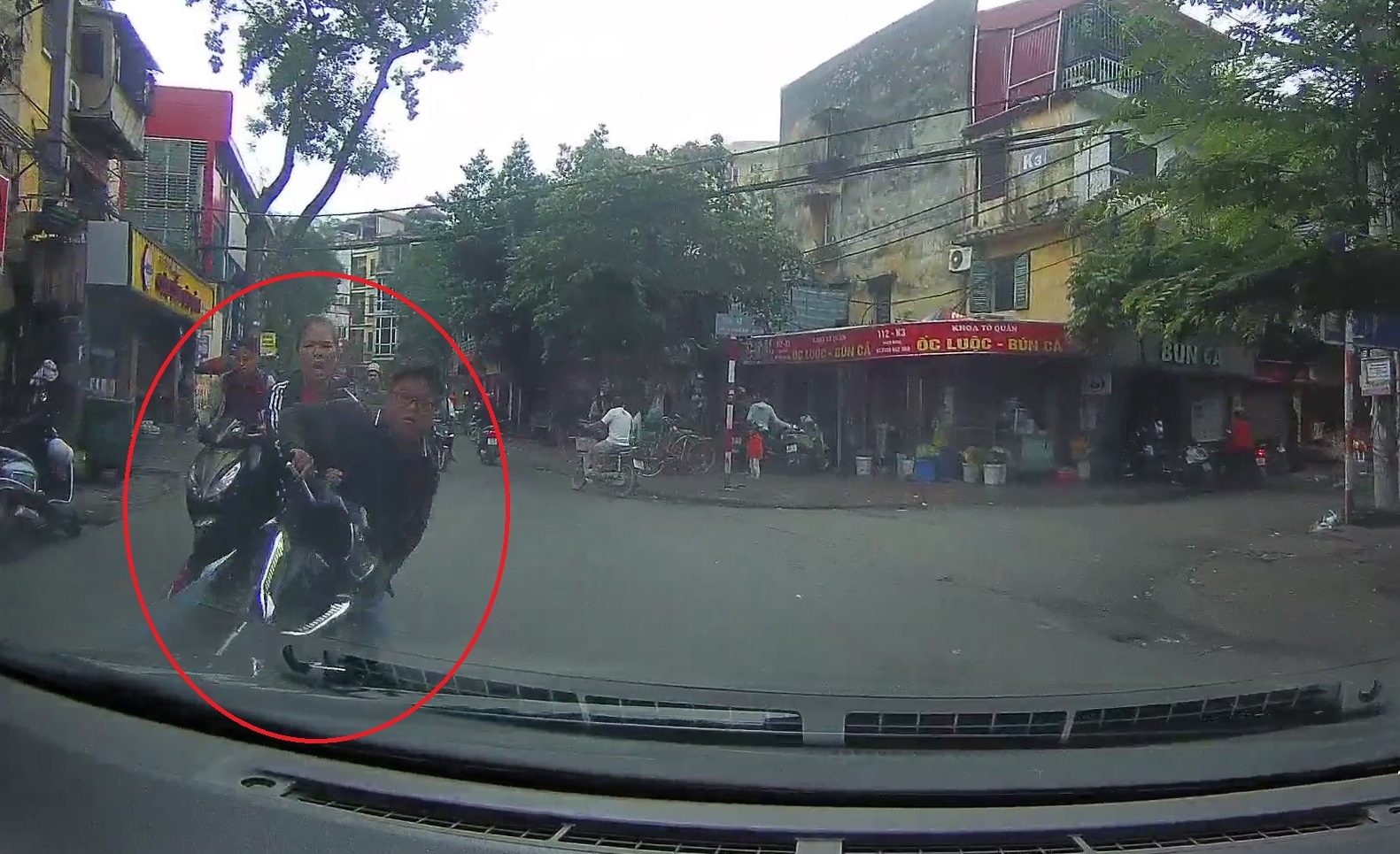 Thot tim voi tinh huong xe may nga ngay truoc dau oto hinh anh