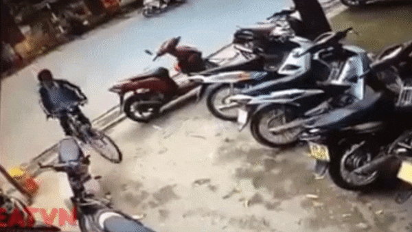 Xe dap bat ngo bi gay doi khien hoc sinh nga cam mat hinh anh