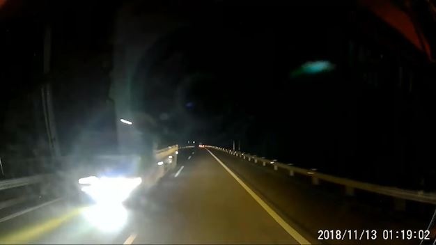 Xe tai bat pha, chay nguoc chieu tren cao toc hinh anh