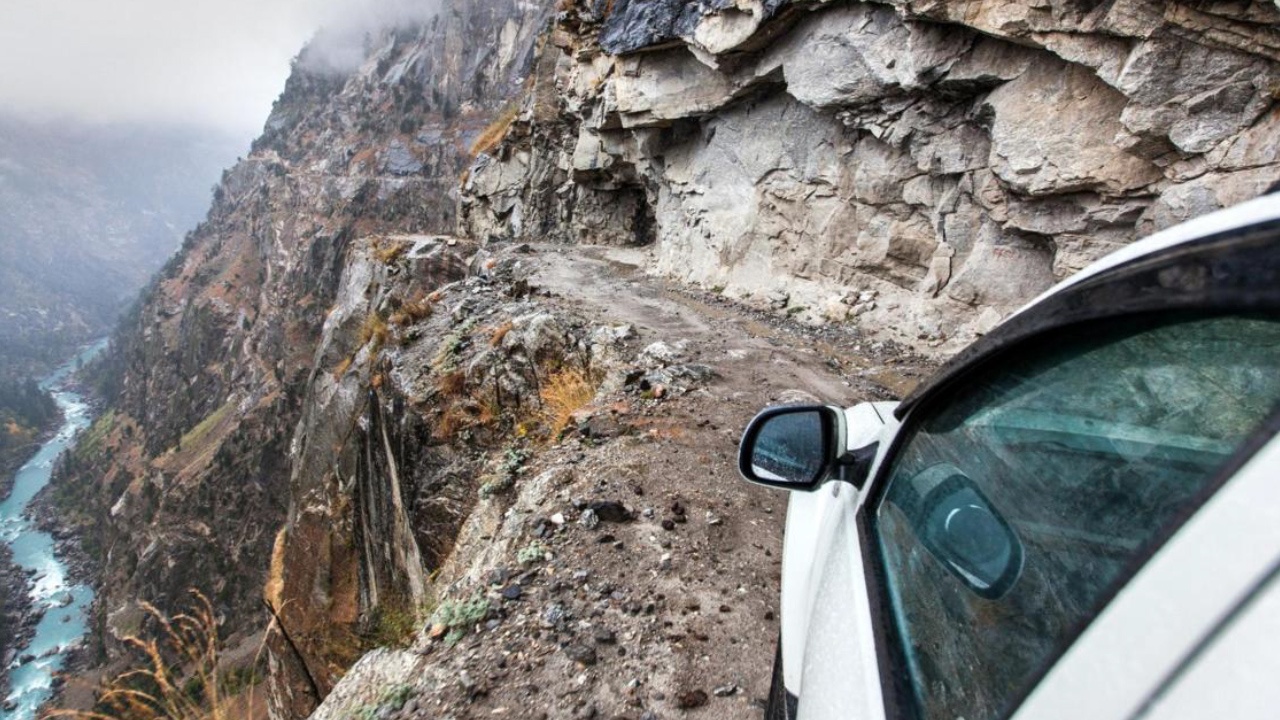 Run ray lai xe tren doan duong 'tu than' cua day Himalaya hinh anh