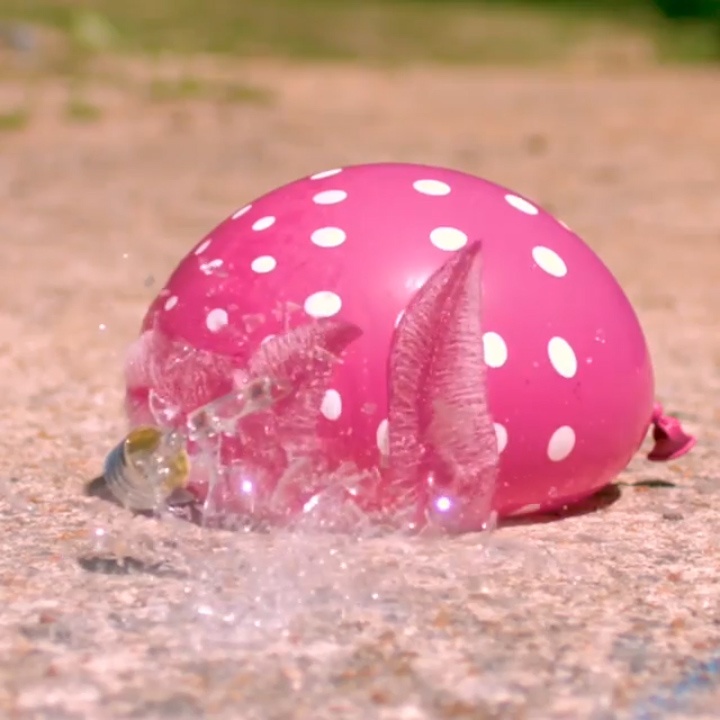 Xem cham canh bong bong tuon nuoc xoi xa khi bi manh vo dam vao hinh anh